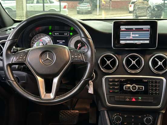 MERCEDES-BENZ-A 200-1.6 TURBO URBAN 16V GASOLINA 4P AUTOMÁTICO MERCEDES-BENZ-A 200-2014