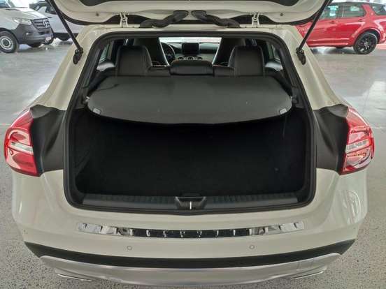MERCEDES-BENZ-GLA 200-2016