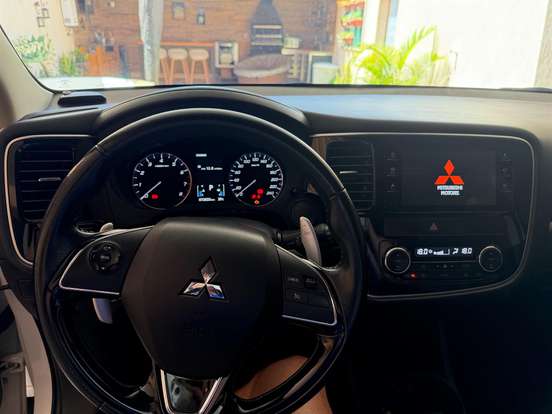 MITSUBISHI-OUTLANDER-3.0 GT 4X4 V6 24V GASOLINA 4P AUTOMÁTICO MITSUBISHI-OUTLANDER-2015
