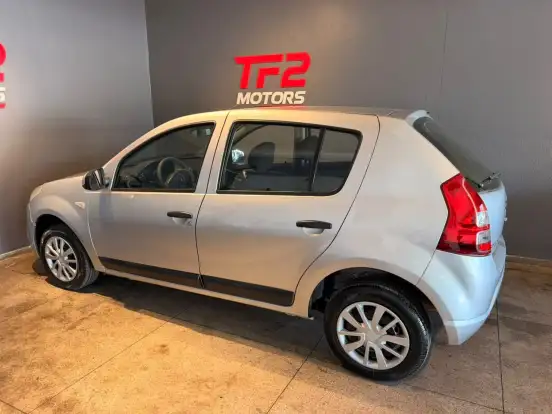 RENAULT-SANDERO-2013