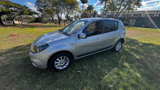 RENAULT-SANDERO-2014