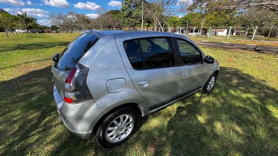 RENAULT-SANDERO-2014