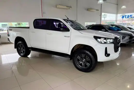 TOYOTA-HILUX-2023