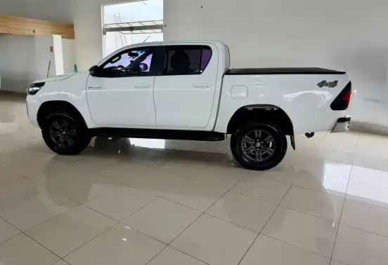 TOYOTA-HILUX-2023