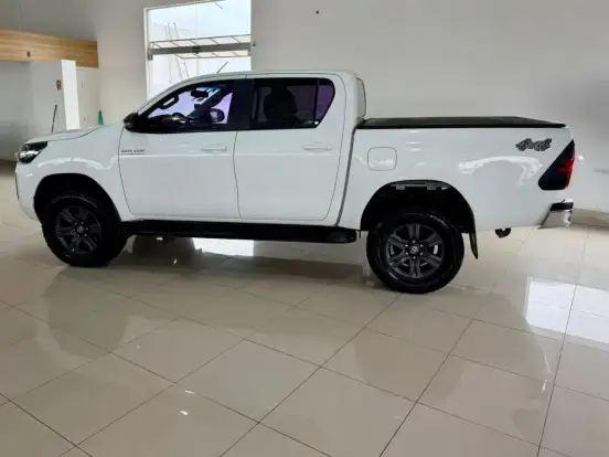 TOYOTA-HILUX-2.8 D-4D TURBO DIESEL CD SR 4X4 AUTOMÁTICO TOYOTA-HILUX-2023