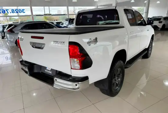 TOYOTA-HILUX-2023