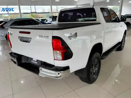TOYOTA-HILUX-2.8 D-4D TURBO DIESEL CD SR 4X4 AUTOMÁTICO TOYOTA-HILUX-2023