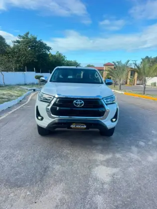 TOYOTA HILUX 2.8 D-4D TURBO DIESEL CD SRX 4X4 AUTOMÁTICO
