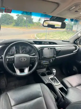 TOYOTA-HILUX-2.8 D-4D TURBO DIESEL CD SRX 4X4 AUTOMÁTICO TOYOTA-HILUX-2023