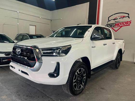 TOYOTA HILUX 2.8 D-4D TURBO DIESEL CD SRV 4X4 AUTOMÁTICO