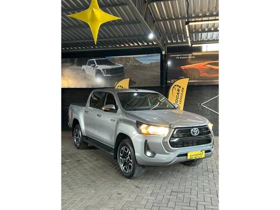 TOYOTA HILUX 2.8 D-4D TURBO DIESEL CD SRV 4X4 AUTOMÁTICO