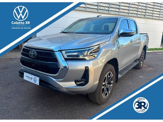 TOYOTA HILUX 2.8 D-4D TURBO DIESEL CD SRX 4X4 AUTOMÁTICO