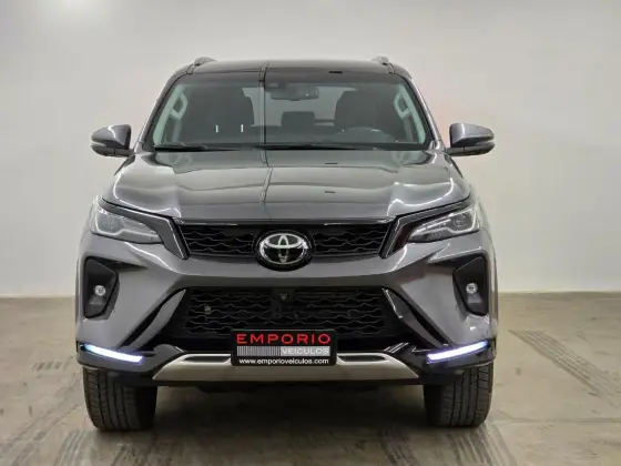 TOYOTA HILUX SW4 2.8 D-4D TURBO DIESEL SRX PLATINUM 4X4 AUTOMÁTICO