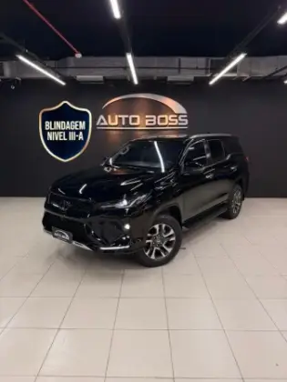 TOYOTA HILUX SW4 2.8 D-4D TURBO DIESEL SRX PLATINUM 7L 4X4 AUTOMÁTICO