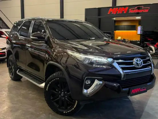 TOYOTA-HILUX SW4-2.8 SRX 4X4 7 LUGARES 16V TURBO INTERCOOLER DIESEL 4P AUTOMÁTICO TOYOTA-HILUX SW4-2018