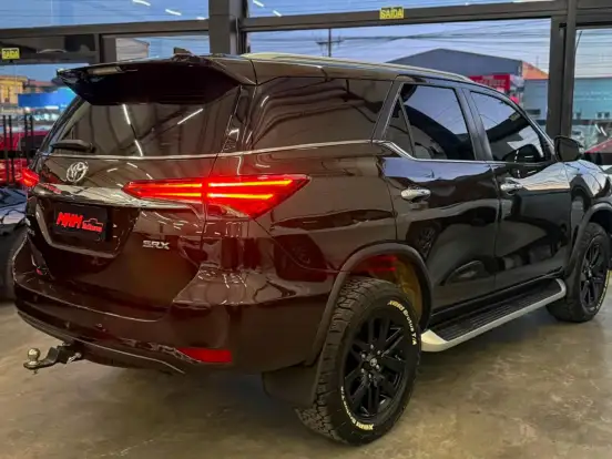 TOYOTA-HILUX SW4-2.8 SRX 4X4 7 LUGARES 16V TURBO INTERCOOLER DIESEL 4P AUTOMÁTICO TOYOTA-HILUX SW4-2018