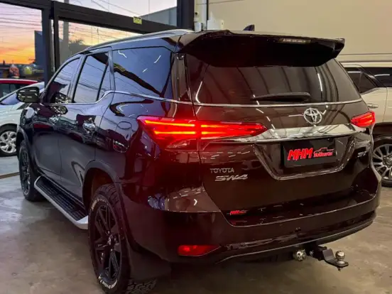 TOYOTA-HILUX SW4-2.8 SRX 4X4 7 LUGARES 16V TURBO INTERCOOLER DIESEL 4P AUTOMÁTICO TOYOTA-HILUX SW4-2018