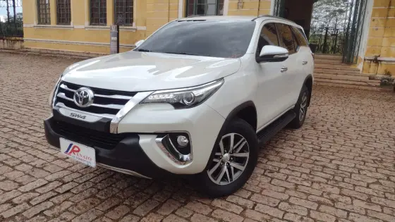 TOYOTA HILUX SW4 2.8 SRX 4X4 7 LUGARES 16V TURBO INTERCOOLER DIESEL 4P AUTOMÁTICO