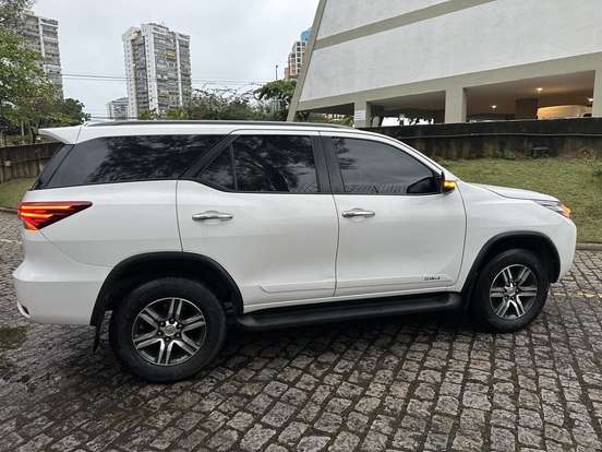 TOYOTA-HILUX SW4-2.7 SRV 7 LUGARES 4X2 16V FLEX 4P AUTOMÁTICO TOYOTA-HILUX SW4-2019