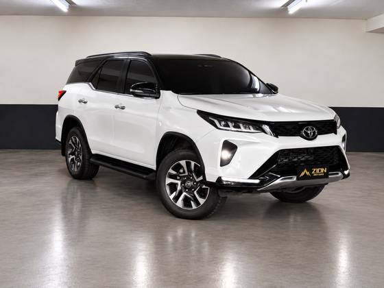 TOYOTA HILUX SW4 2.8 D-4D TURBO DIESEL DIAMOND 7L 4X4 AUTOMÁTICO