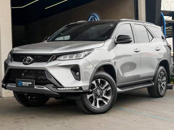 TOYOTA HILUX SW4 2.8 D-4D TURBO DIESEL DIAMOND 7L 4X4 AUTOMÁTICO