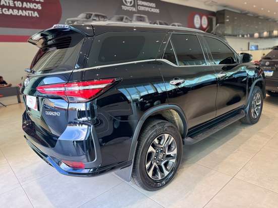 TOYOTA-HILUX SW4-2024
