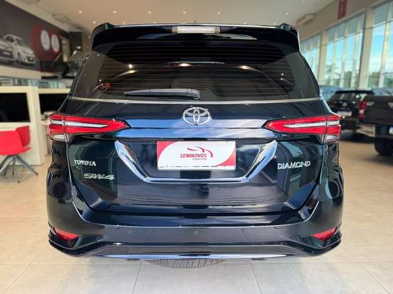 TOYOTA-HILUX SW4-2.8 D-4D TURBO DIESEL DIAMOND 7L 4X4 AUTOMÁTICO TOYOTA-HILUX SW4-2024