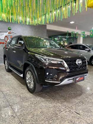 TOYOTA HILUX SW4 2.8 D-4D TURBO DIESEL SRX 4X4 AUTOMÁTICO