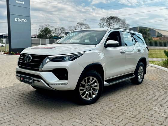 TOYOTA HILUX SW4 2.8 D-4D TURBO DIESEL SRX 4X4 AUTOMÁTICO