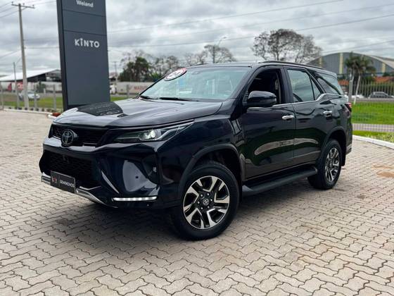 TOYOTA HILUX SW4 2.8 D-4D TURBO DIESEL SRX PLATINUM 7L 4X4 AUTOMÁTICO