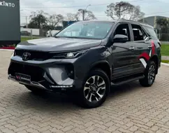 TOYOTA HILUX SW4 2.8 D-4D TURBO DIESEL SRX PLATINUM 7L 4X4 AUTOMÁTICO TOYOTA HILUX SW4 2.8 D-4D TURBO DIESEL SRX PLATINUM 7L 4X4 AUTOMÁTICO