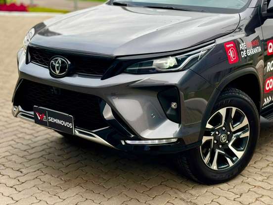 TOYOTA-HILUX SW4-2.8 D-4D TURBO DIESEL SRX PLATINUM 7L 4X4 AUTOMÁTICO TOYOTA-HILUX SW4-2025