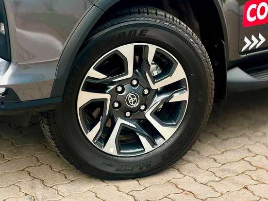 TOYOTA-HILUX SW4-2025
