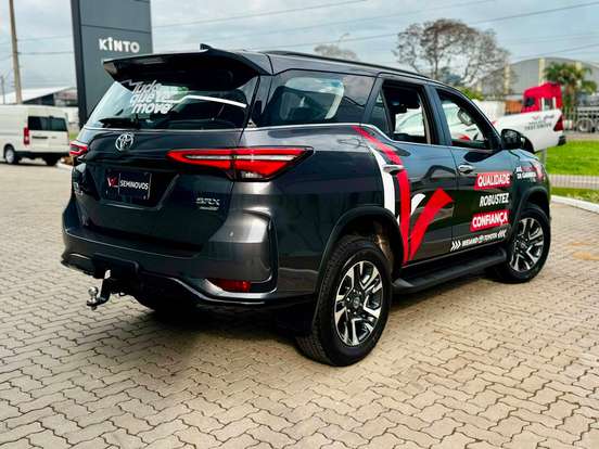 TOYOTA-HILUX SW4-2.8 D-4D TURBO DIESEL SRX PLATINUM 7L 4X4 AUTOMÁTICO TOYOTA-HILUX SW4-2025