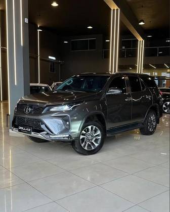 TOYOTA HILUX SW4 2.8 D-4D TURBO DIESEL SRX PLATINUM 7L 4X4 AUTOMÁTICO