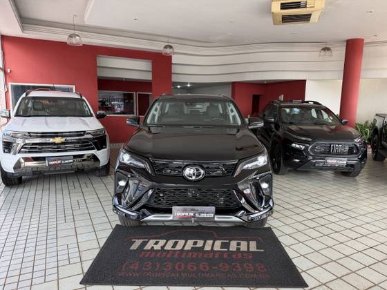TOYOTA HILUX SW4 2.8 D-4D TURBO DIESEL SRX PLATINUM 7L 4X4 AUTOMÁTICO