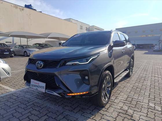 TOYOTA HILUX SW4 2.8 D-4D TURBO DIESEL SRX PLATINUM 7L 4X4 AUTOMÁTICO