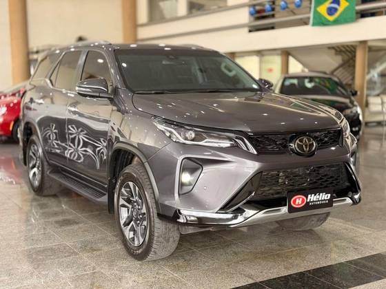 TOYOTA HILUX SW4 2.8 D-4D TURBO DIESEL SRX PLATINUM 7L 4X4 AUTOMÁTICO
