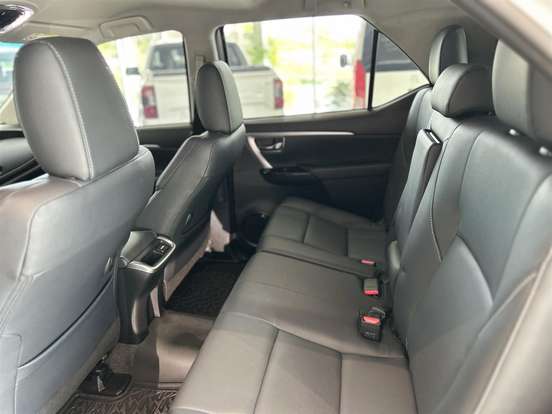 TOYOTA-HILUX SW4-2025