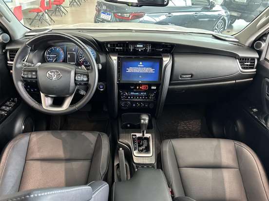 TOYOTA-HILUX SW4-2025