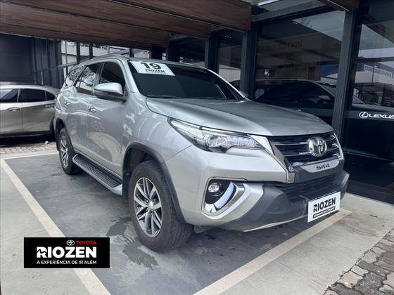 TOYOTA HILUX SW4 2.8 SRX 4X4 7 LUGARES 16V TURBO INTERCOOLER DIESEL 4P AUTOMÁTICO
