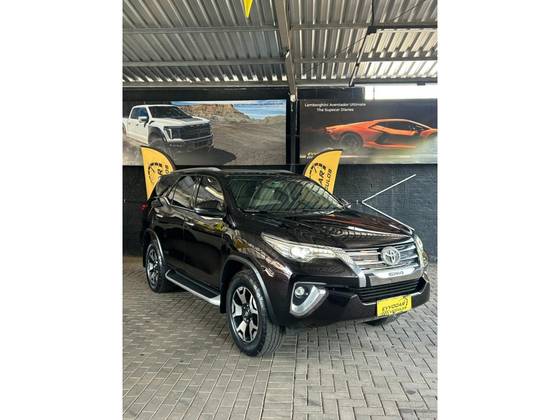 TOYOTA HILUX SW4 2.8 SRX DIAMOND 4X4 7 LUGARES 16V TURBO INTERCOOLER DIESEL 4P AUTOMÁTICO