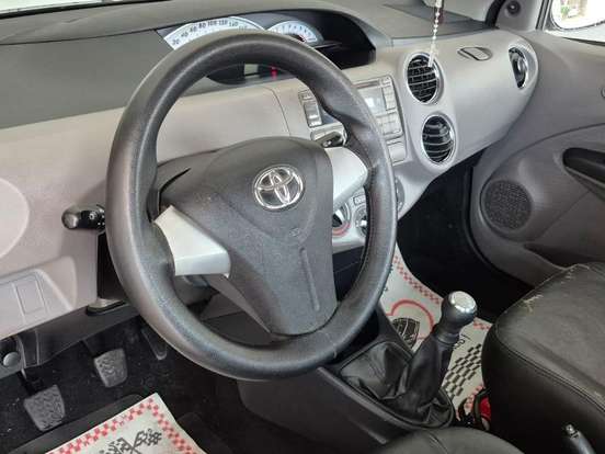 TOYOTA-ETIOS-1.5 XLS SEDAN 16V FLEX 4P MANUAL TOYOTA-ETIOS-2013