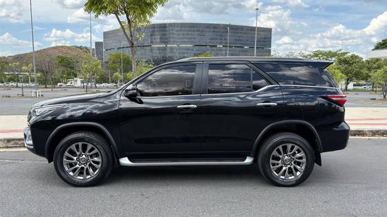 TOYOTA HILUX SW4 2.8 D-4D TURBO DIESEL SRX 4X4 AUTOMÁTICO