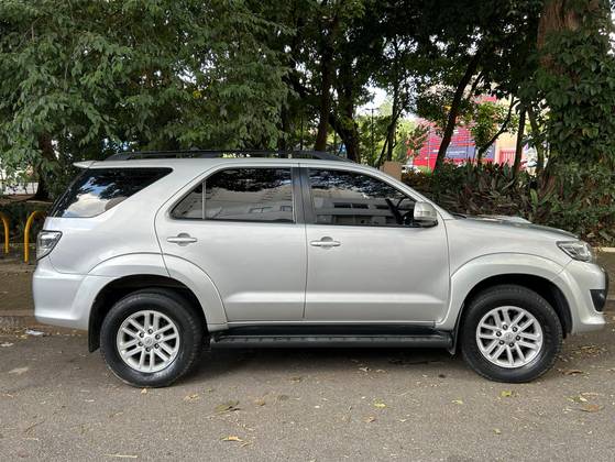 TOYOTA HILUX SW4 3.0 SRV 4X4 7 LUGARES 16V TURBO INTERCOOLER DIESEL 4P AUTOMÁTICO