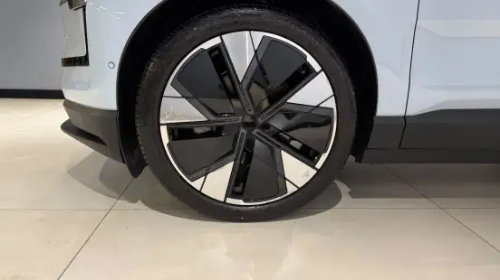 VOLVO-EX30-2024