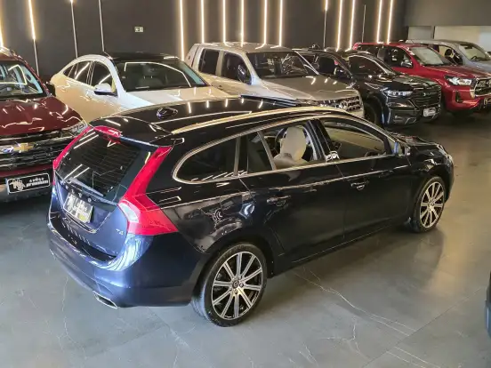 VOLVO-V60-2.0 T4 MOMENTUM GASOLINA 4P AUTOMÁTICO VOLVO-V60-2017