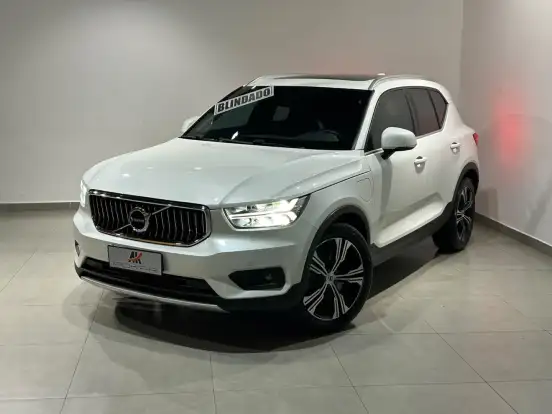 VOLVO-XC40-2021