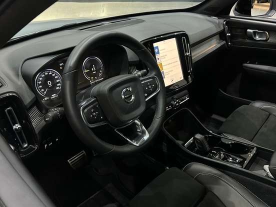 VOLVO-XC40-2021