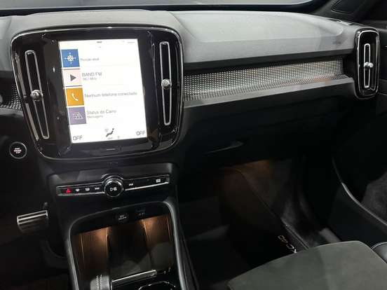 VOLVO-XC40-2021